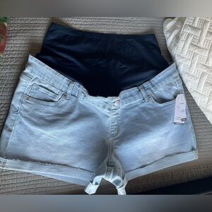 Maternity Denim shorts 
Lt Wash 
5Pocket RolledCuff
Size 20(XXL)
NWT